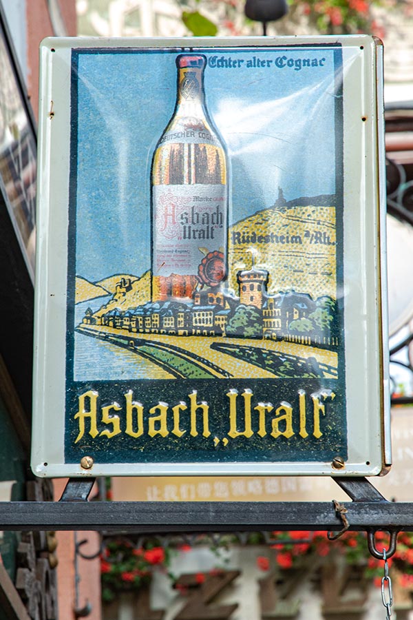 Ein Werbeschild von Asbach Uralt in Rüdesheim am Rhein