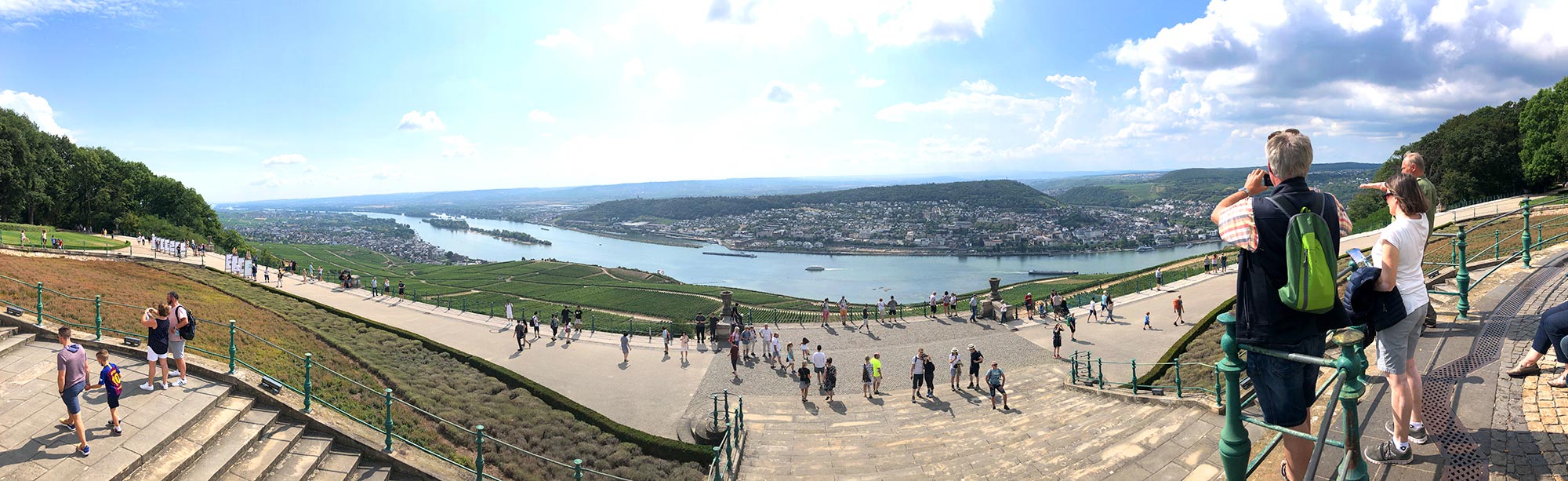 Blick vom Niederwalddenkmal auf den Rhein in Rdesheim am Rhein