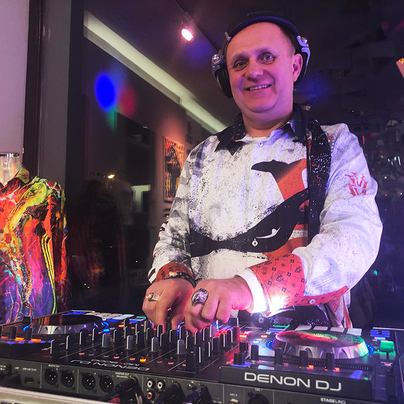 DJ Mark Riedel legt auf im GERMENS Store