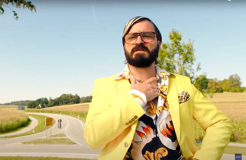Klempner Flötzinger spielt im Kinofilm Guglhupfgeschwader den Lottomillionär und trägt das GERMESN® Hemd EQUINOX