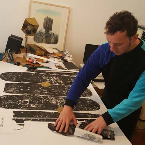 GERMENS Knstler Wilhemd Frederking druckt das Hemdmotiv SK8B