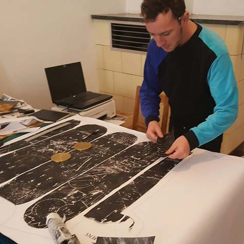 GERMENS Knstler Wilhemd Frederking druckt das Hemdmotiv SK8B