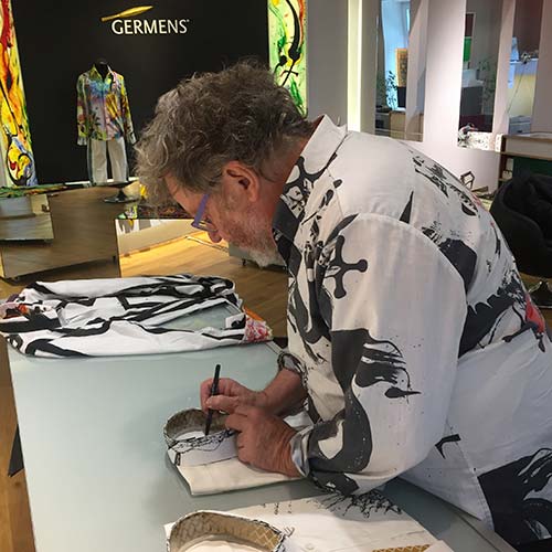 Artist Gregor-T. Kozik signs the original GERMENS® shirt DREAMER