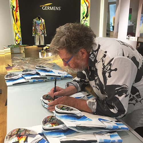 Künstler Gregor-T. Kozik signiert das Original GERMENS® Hemd TIKITIKI