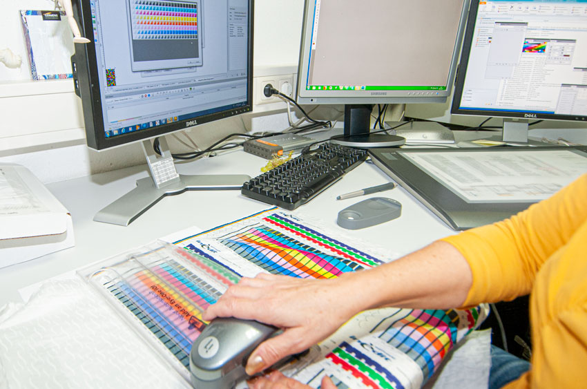In der Abteilung Druckdatenvorbereitung wird regelmäßig überprüft ob die Softwareeinstellungen für die perfekte Farbwiedergabe noch in Ordnung ist