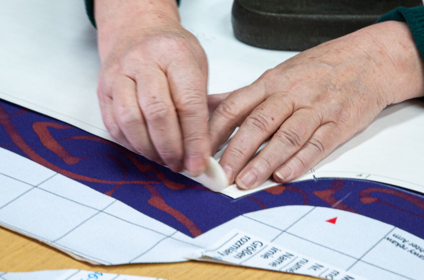 Marking the cutting lines with chalk for the later manual individual cutting of the shirt parts