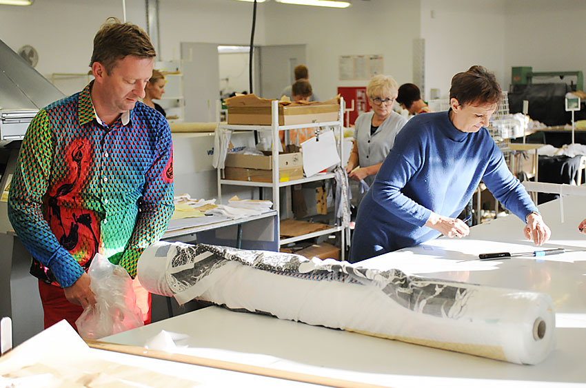 Delivery and inspection of the printed cotton fabrics by René König in the sewing room