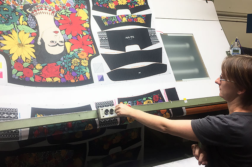 In the precise inspection of the presentation of goods, every running metre of printed cotton fabric is carefully examined for any defects and clearly marked if necessary.