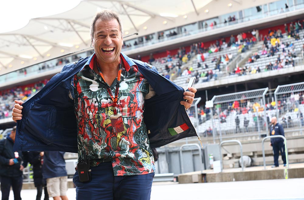 RTL-Moderator Kai Ebel trgt das GERMENS Hemd AIFAM whrend der Formel 1 in Austin, USA, 2015. Foto: Russel Batchelor