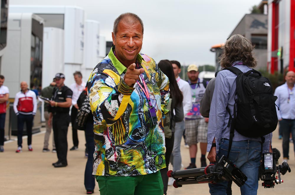 RTL-Moderator Kai Ebel trägt das GERMENS Hemd ALNUSO während der Formel 1 in Silverstone, Großbritannien, 2019. Foto: Russel Batchelor