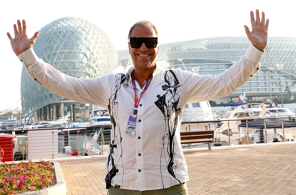 RTL-Moderator Kai Ebel trägt das GERMENS Hemd BEOWULF während der Formel 1 in Abu Dhabi, 2019. Hemdkünstler: Gregor-T. Kozik, Foto: Russel Batchelor