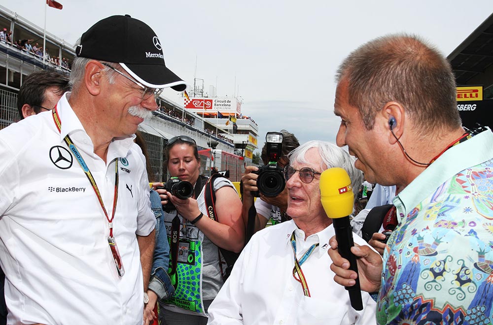 RTL-Moderator Kai Ebel trägt das GERMENS Hemd CARROUSEL während der Formel 1 in Barcelona, 2014. Er ist im Gespräch mit Dieter Zetsche (Mercedes) und Bernie Ecclestone. Hemdkünstler: René König, Foto: Russel Batchelor