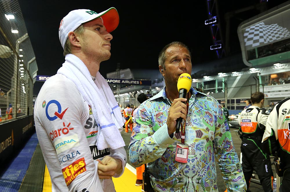 RTL-Moderator Kai Ebel trägt das GERMENS Hemd CARROUSEL während der Formel 1 in Singapore, 2014. Er ist im Gespräch mit Rennfahrer Nico Hülkenberg. Hemdkünstler: René König, Foto: Russel Batchelor