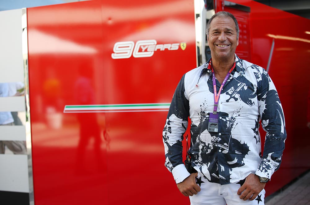 RTL-Moderator Kai Ebel trägt das GERMENS Hemd COBRA während der Formel 1 in Sotschi, Russland, 2019. Hemdkünstler: Gregor-T. Kozik, Foto: Russel Batchelor