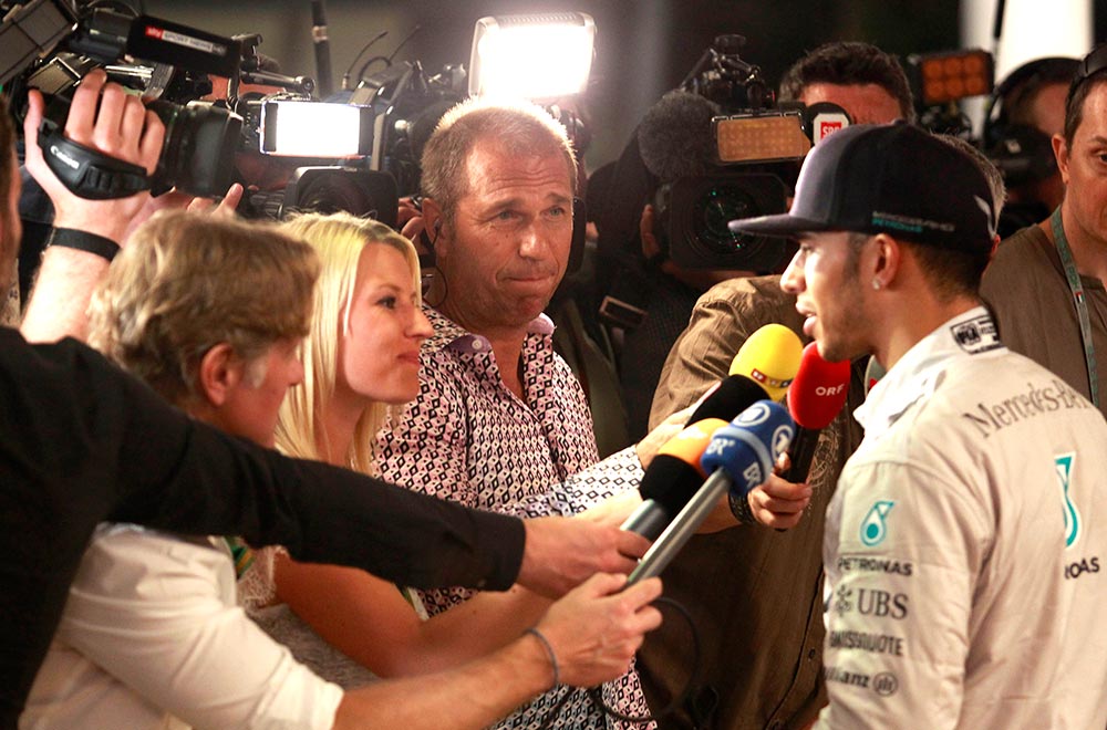 RTL-Moderator Kai Ebel trägt das GERMENS Hemd CUBO VIOL während der Formel 1 in Abu Dhabi, 2014. Er ist im Interview mit Rennfahrer Lewis Hamilton. Hemdkünstler: René König, Foto: Russel Batchelor