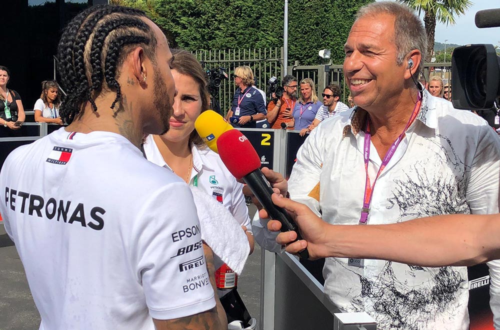 RTL-Moderator Kai Ebel trägt das GERMENS Hemd DREAMER während der Formel 1 in Le Castellet, Frankreich, 2019. Er ist im Interview mit Rennfahrer Lewis Hamilton. Hemdkünstler: Gregor-T. Kozik, Foto: privat