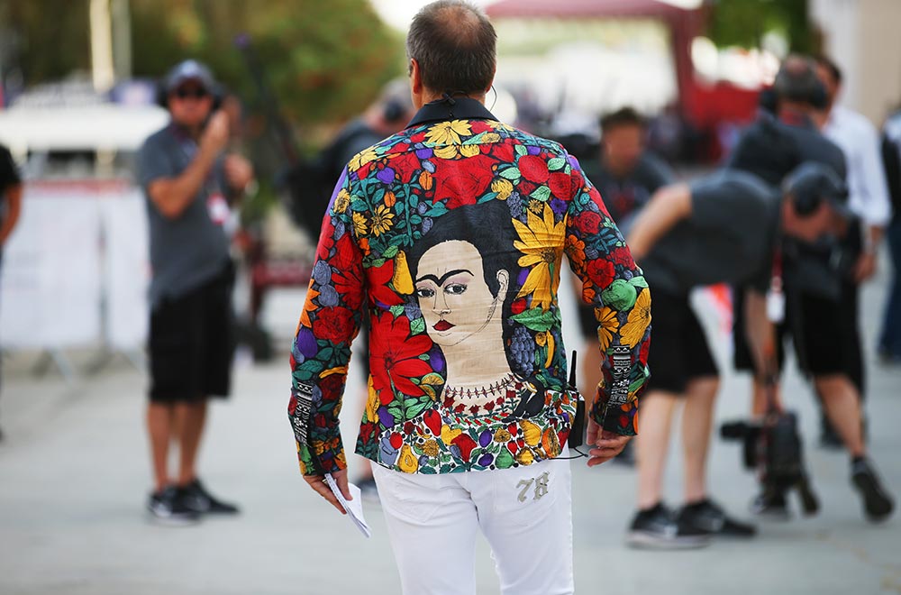 RTL-Moderator Kai Ebel trägt das GERMENS Hemd TRIBUTE TO FRIDA KAHLO während der Formel 1 in Bahrain, 2018. Hemdkünstler: Daniel Schoa, Foto: Russel Batchelor