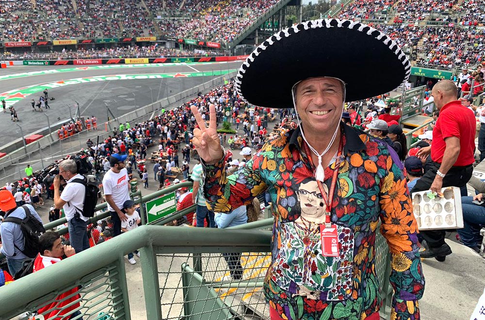 RTL-Moderator Kai Ebel trägt das GERMENS Hemd TRIBUTE TO FRIDA KAHLO während der Formel 1 in Mexico, 2018. Hemdkünstler: Daniel Schoa, Foto: privat