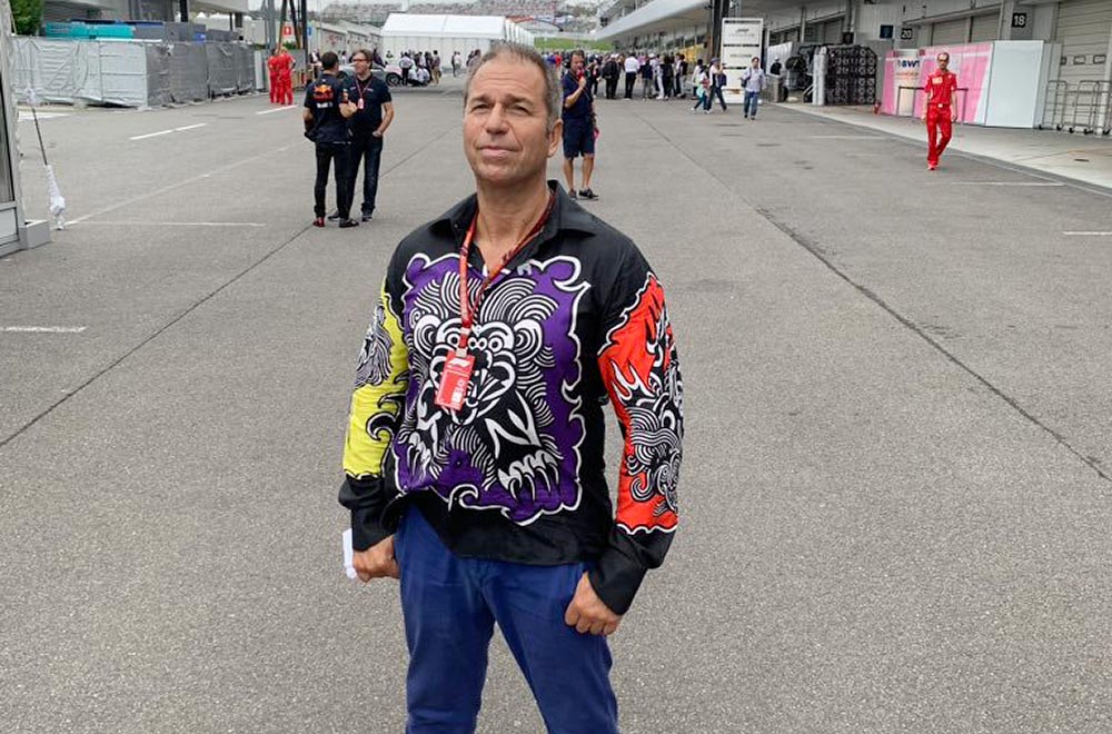 RTL-Moderator Kai Ebel trägt das GERMENS Hemd FÜRCHTE DICH NICHT während der Formel 1 in Suzuka, Japan, 2018. Hemdkünstler: Sebastian Gögel, Foto: privat