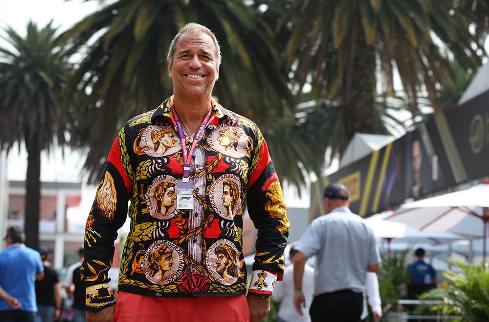 RTL-Moderator Kai Ebel trgt das GERMENS Hemd IMPERATOR whrend der Formel 1 in Mexico, 2019. Hemdknstler: Steffen Kraushaar, Foto: Russel Batchelor