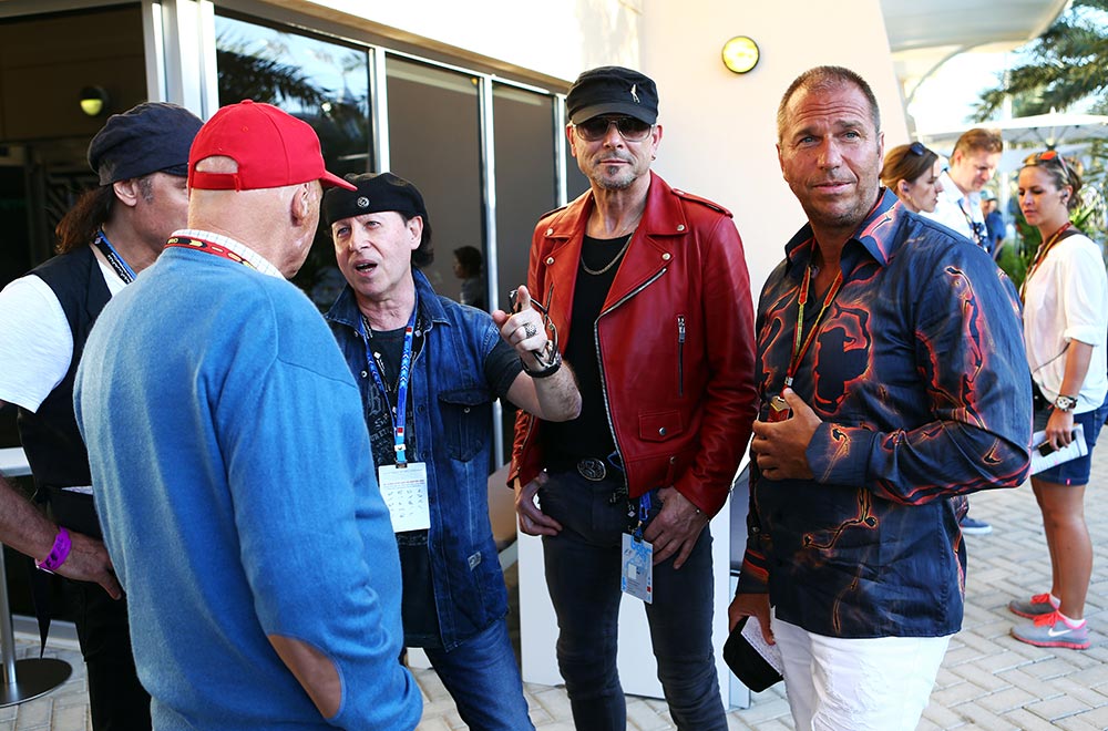 RTL-Moderator Kai Ebel trägt das GERMENS Hemd LAVA während der Formel 1 in Bahrain, 2014. Er ist im Gespräch mit Niki Lauda, Klaus Meine und Rudolf Schenker (Scorpions). Hemdkünstler: GregorT. Kozik, Foto: Alexander Trienitz
