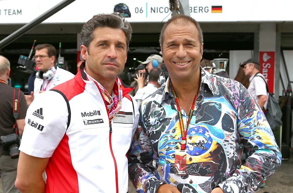 RTL-Moderator Kai Ebel trägt das GERMENS Hemd NIGHTMAN während der Formel 1 in Hockenheim, Deutschland, 2014. Er ist im Gespräch mit Toto Wolff. Hemdkünstler: Gregor-T. Kozik, Foto: Alexander Trienitz
