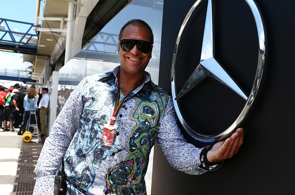 RTL-Moderator Kai Ebel trägt das GERMENS Hemd ORINOCO während der Formel 1 in Sao Paulo, Brasilien, 2014. Hemdkünstler: Gregor-T. Kozik, Foto: Russel Batchelor
