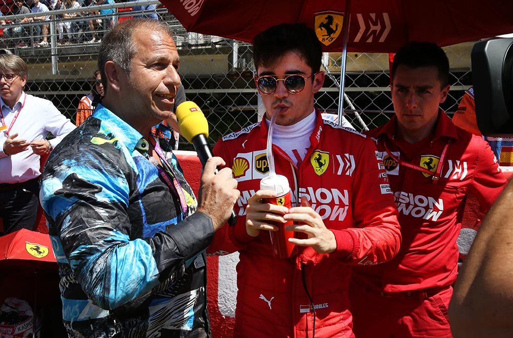 RTL-Moderator Kai Ebel trägt das GERMENS Hemd PLUS während der Formel 1 in Barcelona, Spanien, 2019. Er ist im Interview mit Ferrari Rennfahrer Charles Leclerc. Hemdkünstler: Peter Piek, Foto: Russel Batchelor