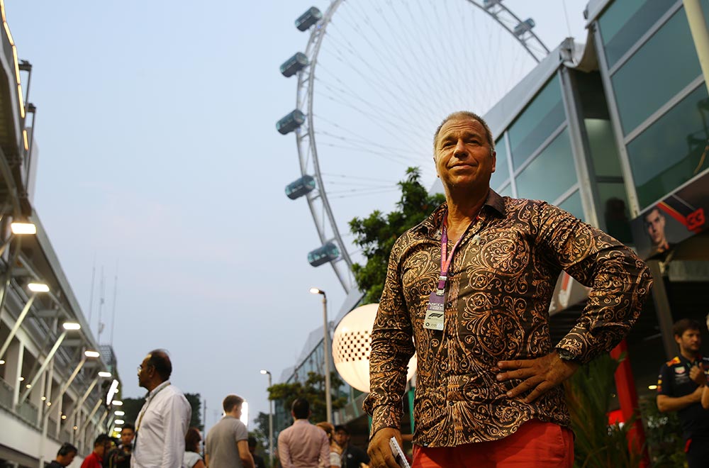 RTL-Moderator Kai Ebel trägt das GERMENS Hemd PORTE NOTRE DAME PARIS während der Formel 1 in Singapore, 2019. Hemdkünstler: René König, Foto: Russel Batchelor