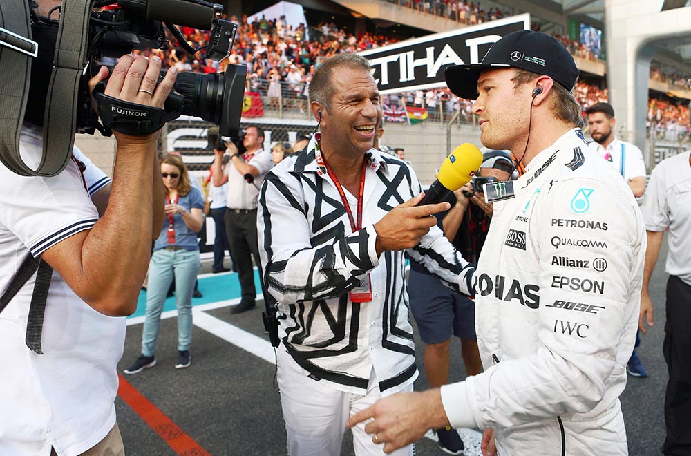 RTL-Moderator Kai Ebel trägt das GERMENS Hemd ROSARIUM während der Formel 1 in Abu Dhabi, 2016. Er ist im Interview mit Formel 1 Weltmeister Nico Rosberg. Hemdkünstler: Ari Fuchs, Foto: Russel Batchelor