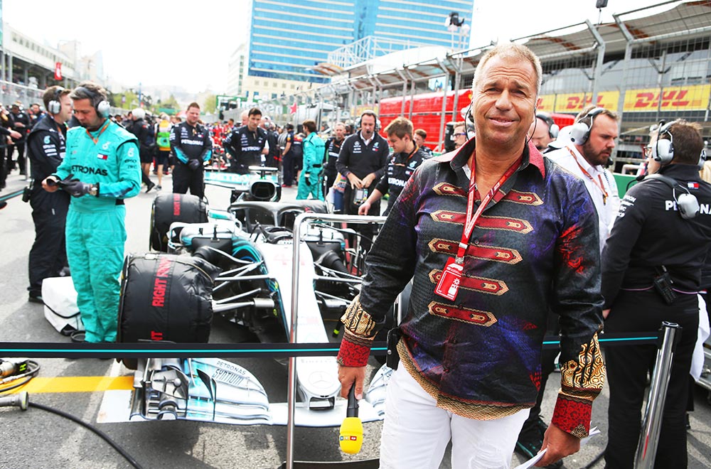 RTL-Moderator Kai Ebel trägt das GERMENS Hemd RUSSIAN CIRCUS während der Formel 1 in Baku, Aserbaidschan, 2018. Hemdkünstler: René König, Foto: Russel Batchelor