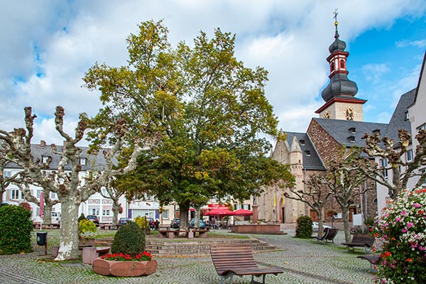 Marktplatz mit Kirche St. Jakobus  in Rüdesheim am Rhein