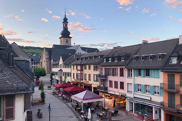 Blick auf den Marktplatz mit Kirche St. Jakobus in Rdesheim am Rhein