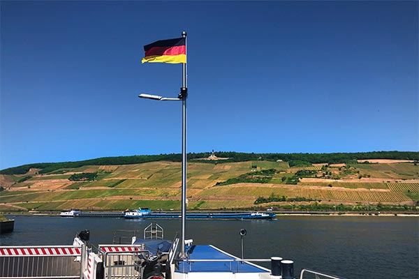 Blick von der Fähre zum Niederwalddenkmal in Rüdesheim am Rhein