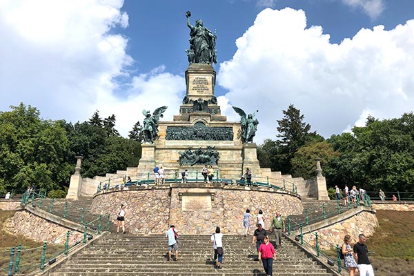 Das bekannte Niederwalddenkmal in Rdesheim am Rhein