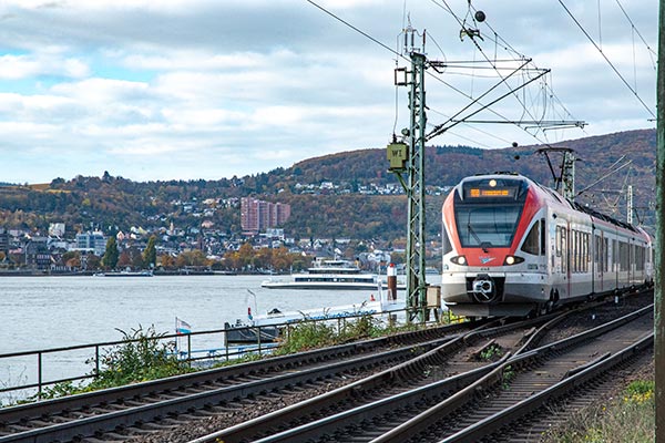 Ein Personenzug fhrt durch Rdesheim am Rhein