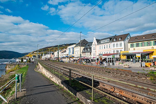 Bahngleise parallel zur Rheinstraße in Rüdesheim am Rhein