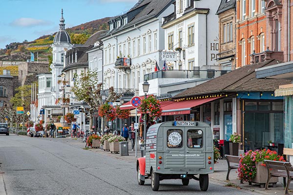Die belebte Rheinstrae in Rdesheim am Rhein