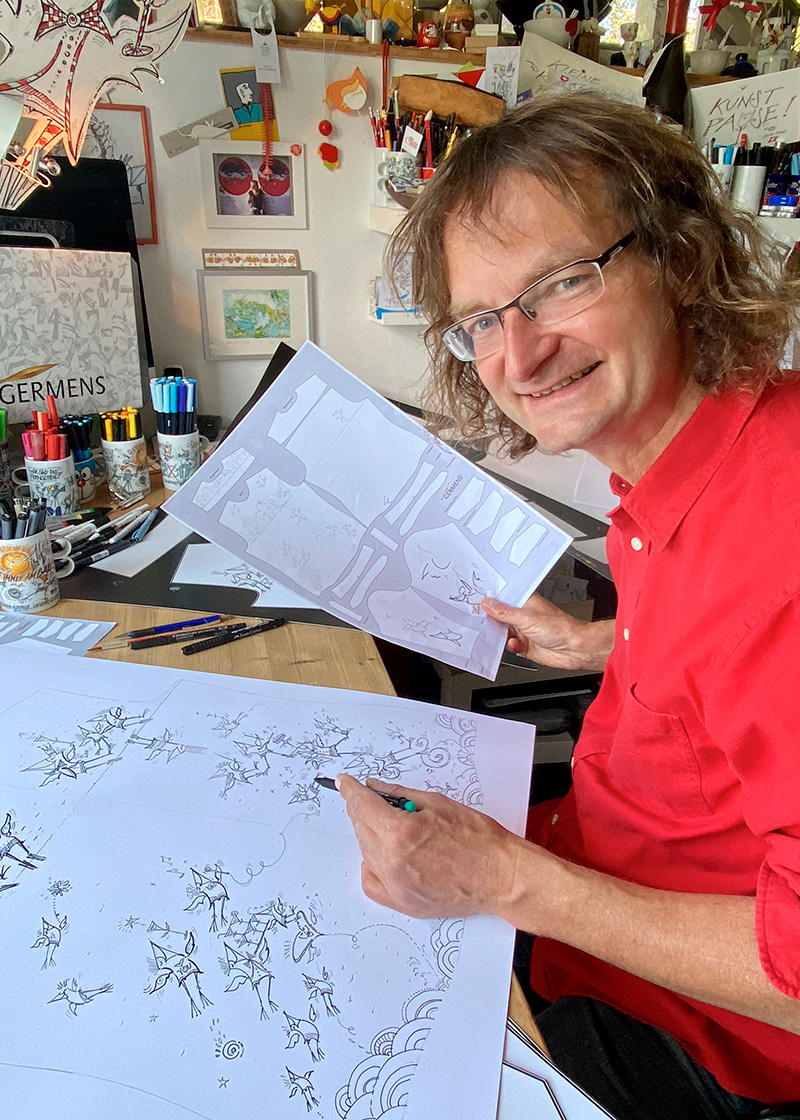 El artista Kay Leo Leonhardt dibuja el boceto de la camiseta «SCHRÄGE VÖGEL» de GERMENS en su estudio