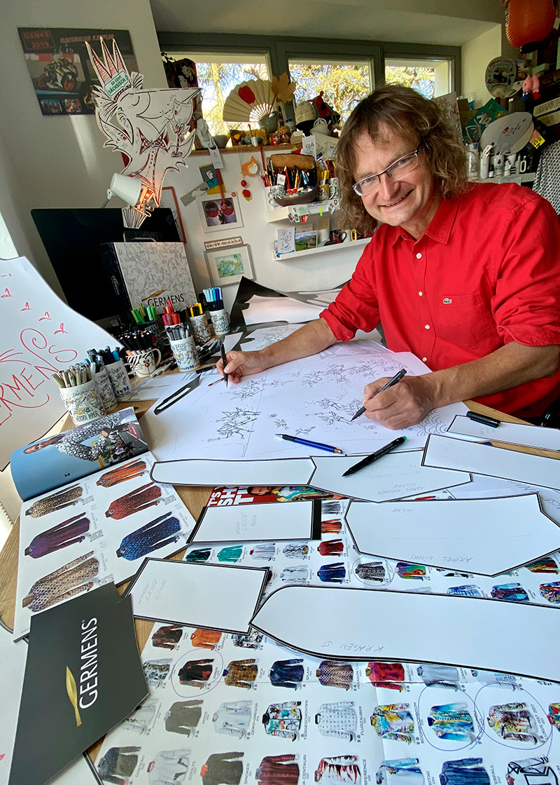 El artista Kay Leo Leonhardt dibuja el boceto de la camiseta «SCHRÄGE VÖGEL» de GERMENS en su estudio