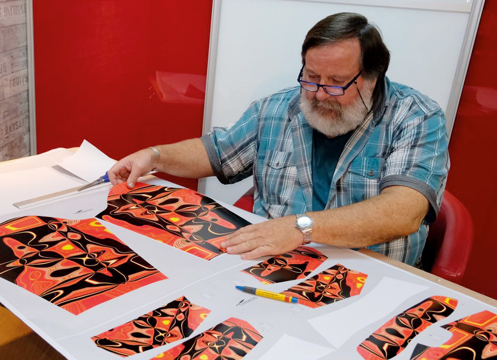 El artista Erwin Radermacher, de Eupen (Bélgica), con el diseño para camisetas NEW YORK FUNKY