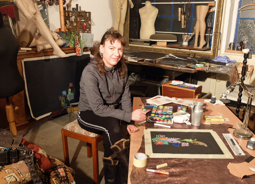 La artista Sarah Leimcke dibuja en su estudio el diseño de la camisa GARDEN MYSTIQUE de GERMENS