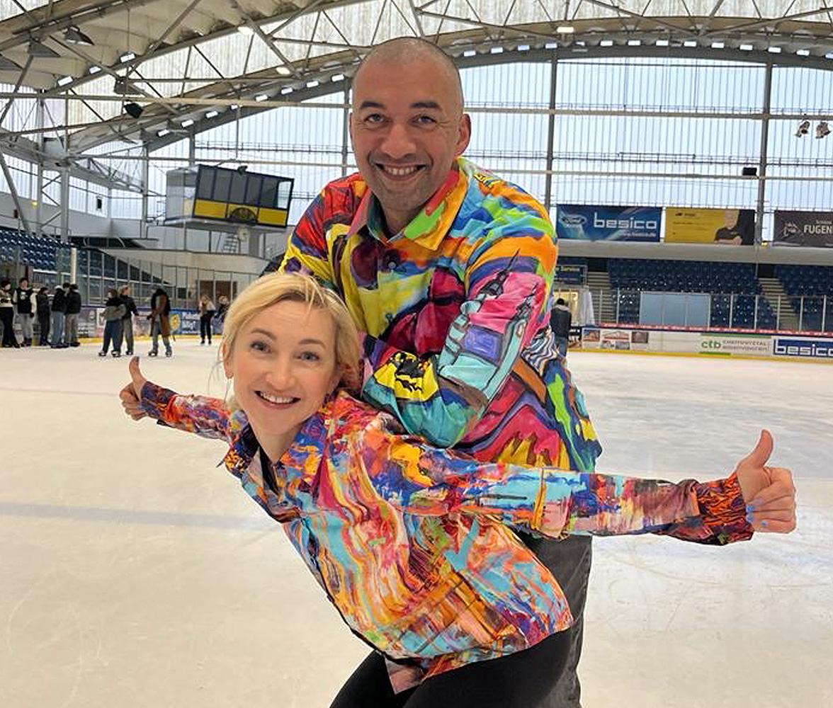 Aljona Savchenko lleva la blusa HAPPY de GERMENS y Robin Szolkowy lleva la camisa WELCOME CHEMNITZ 2025 de GERMENS