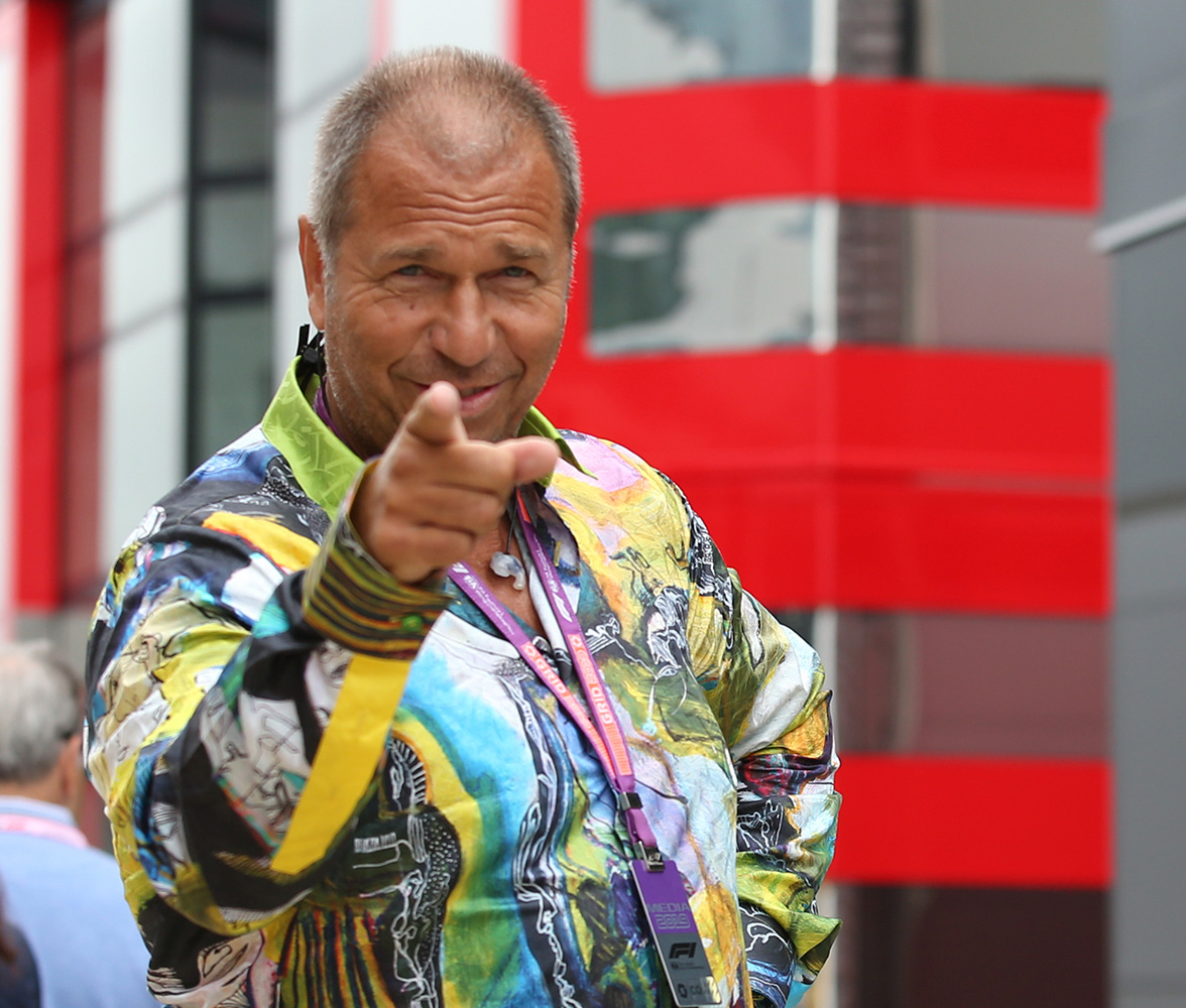 El presentador de RTL Kai Ebel durante la Fórmula 1 con la camiseta de GERMENS ALNUSO