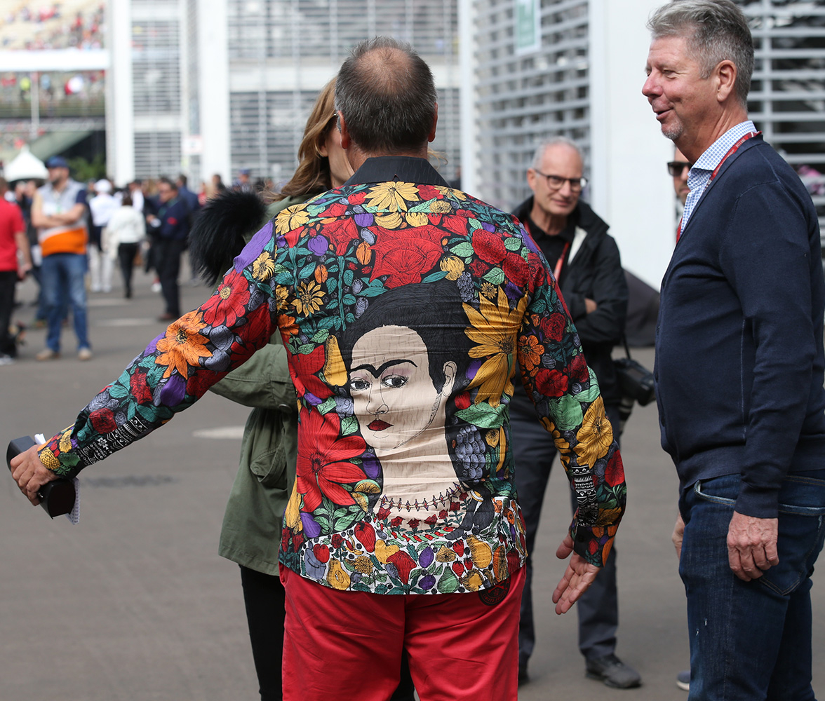 Kai Ebel lleva la camisa BLUMEN MEXICOS de GERMENS