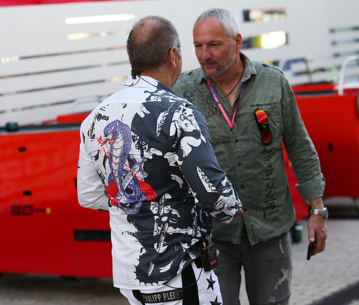 Kai Ebel lleva la camisa COBRA de GERMENS