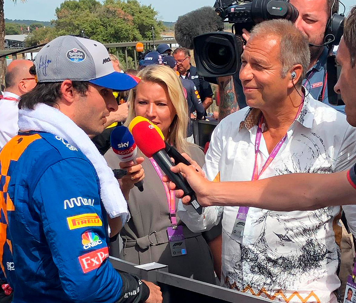 Kai Ebel luce la camiseta DREAMER de GERMENS en el Gran Premio de Francia de Fórmula 1 de 2019. Aquí lo vemos en una entrevista con el piloto Carlos Sainz Jr.