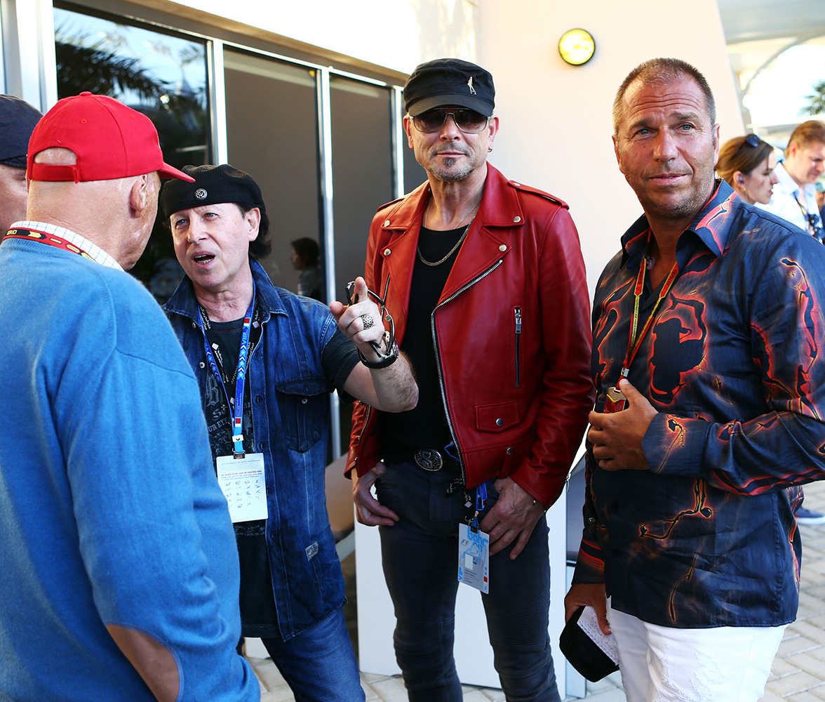 Kai Ebel lleva la camiseta LAVA de GERMENS en la Fórmula 1 de Baréin 2014. Aquí, en una entrevista con Niki Lauda, Klaus Meine y Rudolf Schenker (SCORPIONS).