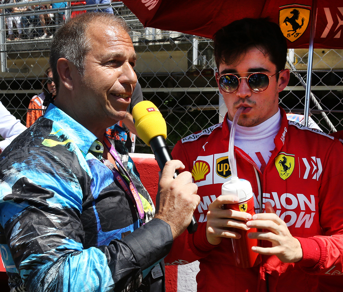 Kai Ebel lucirá la camiseta GERMENS PLUS en la Fórmula 1 de Barcelona 2019. Aquí, en una entrevista con el piloto de Ferrari Charles Leclerc.