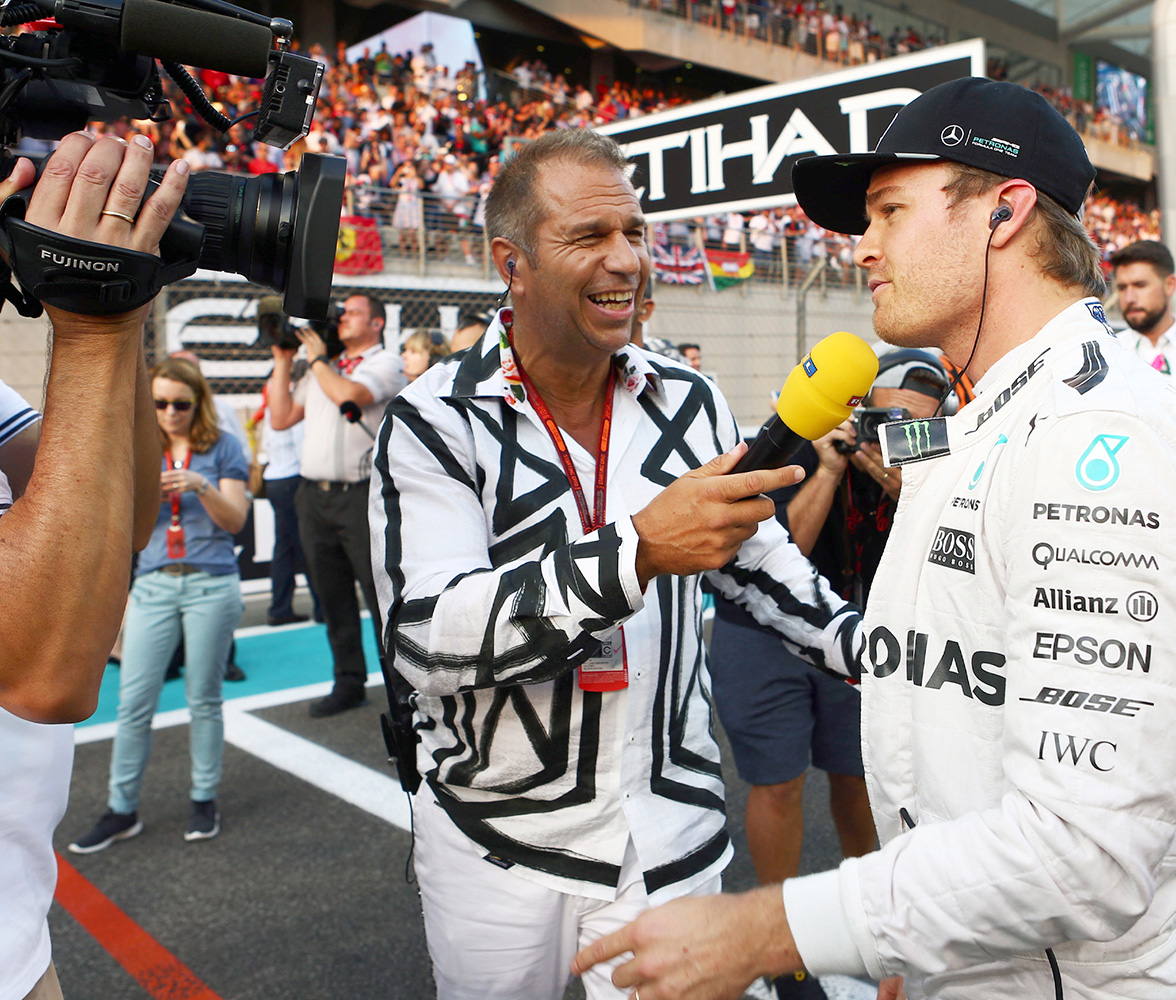 Kai Ebel luce la camisa ROSARIUM de GERMENS en la Fórmula 1 de Abu Dabi 2016. Aquí, en una entrevista con el piloto Nico Rosberg.